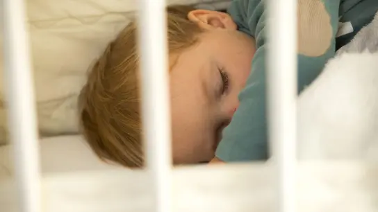 Erholsamer Schlaf - der ist für Kinder mit Neurodermitis und ihre Eltern oft nicht möglich. (Foto: Christin Klose/dpa-tmn)