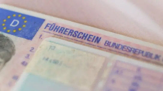 Nach Vorschlägen der EU-Kommission soll der Führerschein im Scheckkarten-Format durch eine digitale Variante abgelöst werden. (Foto: Ole Spata/dpa)
