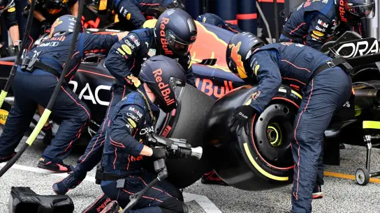 Red Bull-Mechaniker arbeiten am Auto von Max Verstappen vom Team Oracle Red Bull. (Foto: Christian Bruna/POOL EPA/AP/dpa)