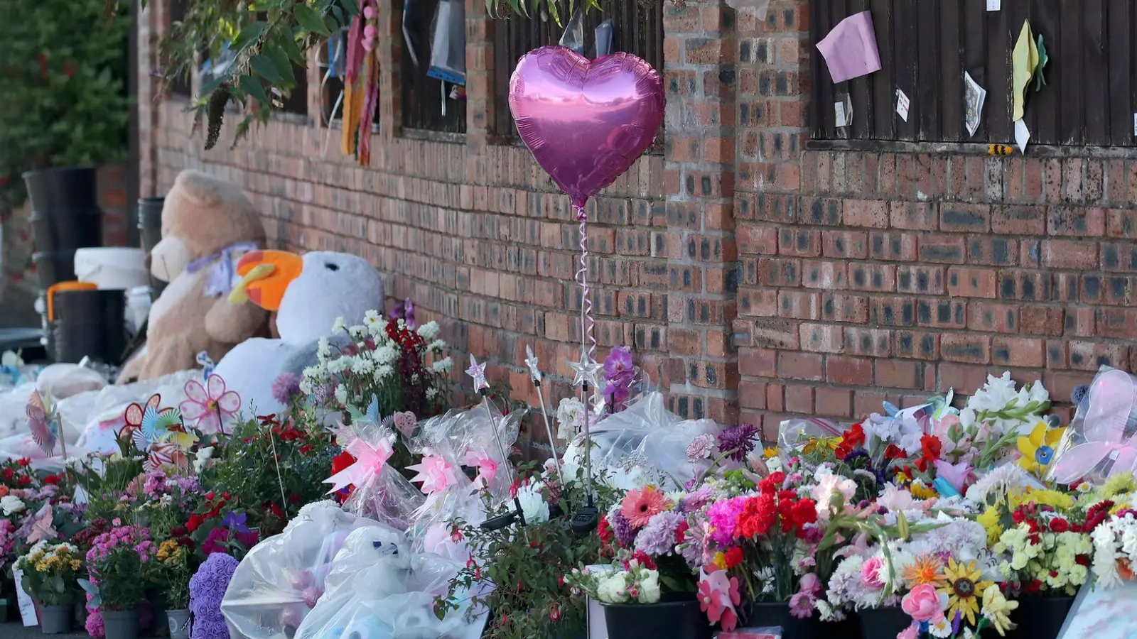 Menschen haben in der Nähe des Tatorts von Southport Blumen niedergelegt. (Archivbild) (Foto: Scott Heppell/AP/dpa)