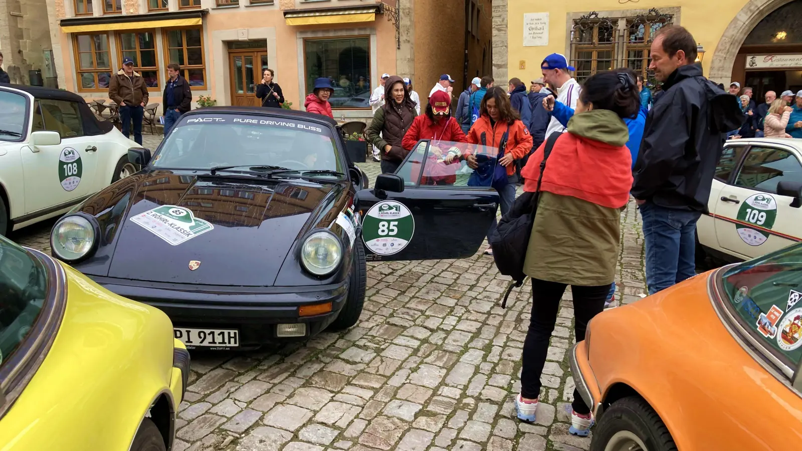 So mancher Porsche-Fahrer ließ Neugierige und Touristen in seinen Wagen mal reinschauen und sogar probesitzen. Nach den Tagestouren parkten viele für einige Stunden auf dem Marktplatz. (Foto: Clarissa Kleinschrot)