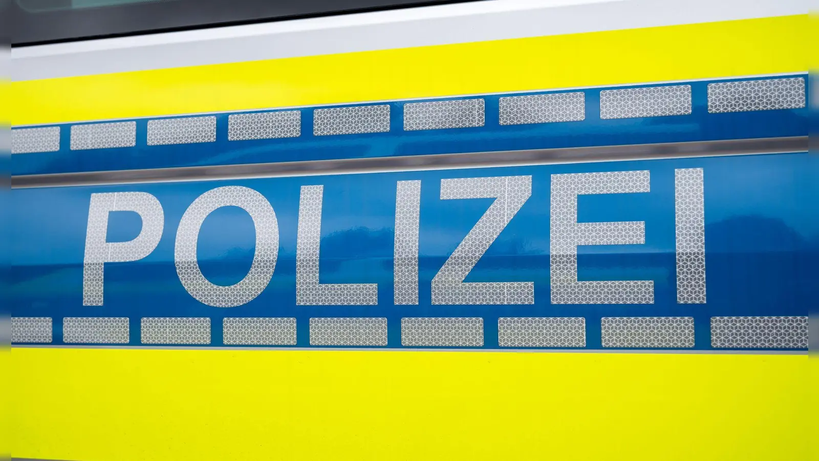 Nach der Kollision zwischen einem Schulbus und einem Auto blieb von beiden Fahrzeugen nur noch ein Totalschaden übrig. (Symbolbild) (Foto: Daniel Vogl/dpa)