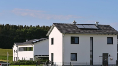 Beim Kauf eines bebauten Grundstücks für die Vermietung können die Kosten für Gebäude, Nebengebäude und Außenanlagen über die Jahre abgeschrieben werden. (Foto: Karl-Josef Hildenbrand/dpa/dpa-tmn)