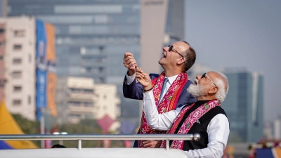 Merz und Modi ziehen beim Drachenfestival an einem Strang. (Foto: Kay Nietfeld/dpa)