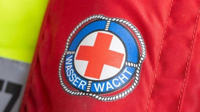 Kräfte von Polizei und Wasserwacht rückten am Dienstagnachmittag zu einem Einsatz auf der Donau aus. (Symbolbild) (Foto: Peter Kneffel/dpa)