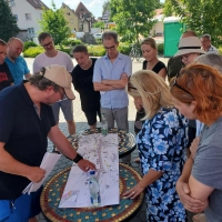Vor Anliegern und Anliegerinnen sowie den Mitgliedern des Bauausschusses präsentierte Sven Reif die Pläne für die Nürrnberger Straße.  (Foto: Ulli Ganter)
