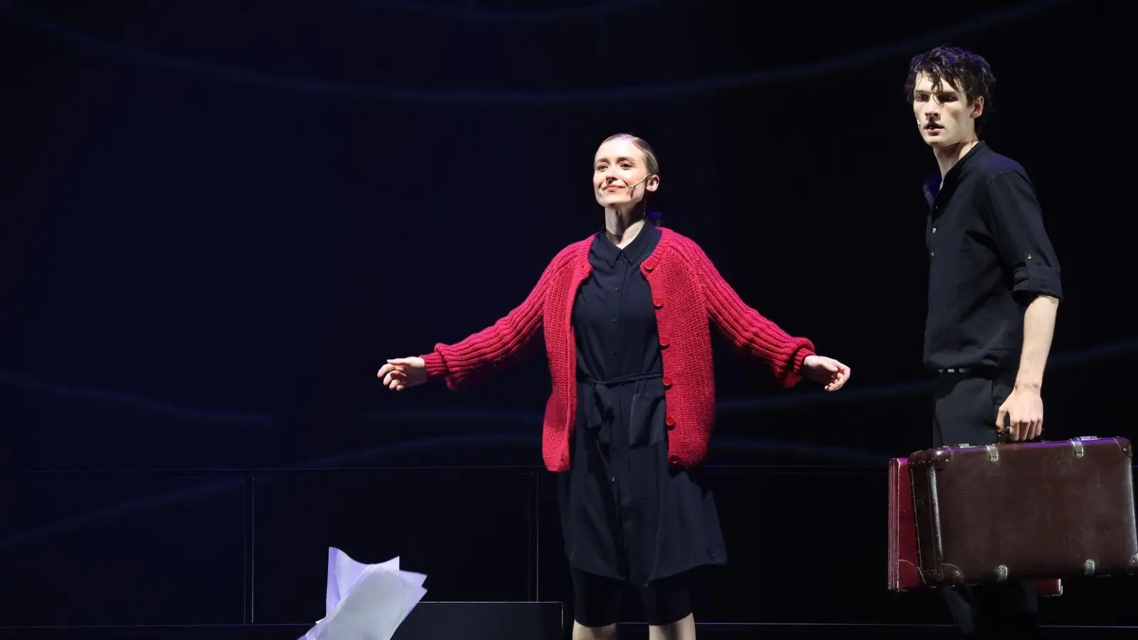 Friederike Zeidler und Jonathan Guth spielen im Musical „Die Weiße Rose“ im Festspielhaus Neuschwanstein in Füssen die Geschwister Hans und Sophie Scholl. (Foto: Karl-Josef Hildenbrand/dpa)