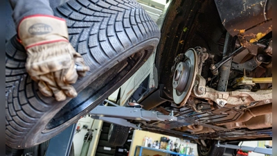 Werkstatt bietet zusätzliche Sicherheit: Wird der Reifenwechsel von Profis durchgeführt, haften diese bei möglichen Montagefehlern. (Foto: Patrick Pleul/dpa/dpa-tmn)
