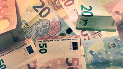 Mit gefälschten 50ern und 20ern, die in den Niederlanden gedruckt wurden, kam der 23-Jährige nicht weit. (Symbolfoto: Jim Albright)