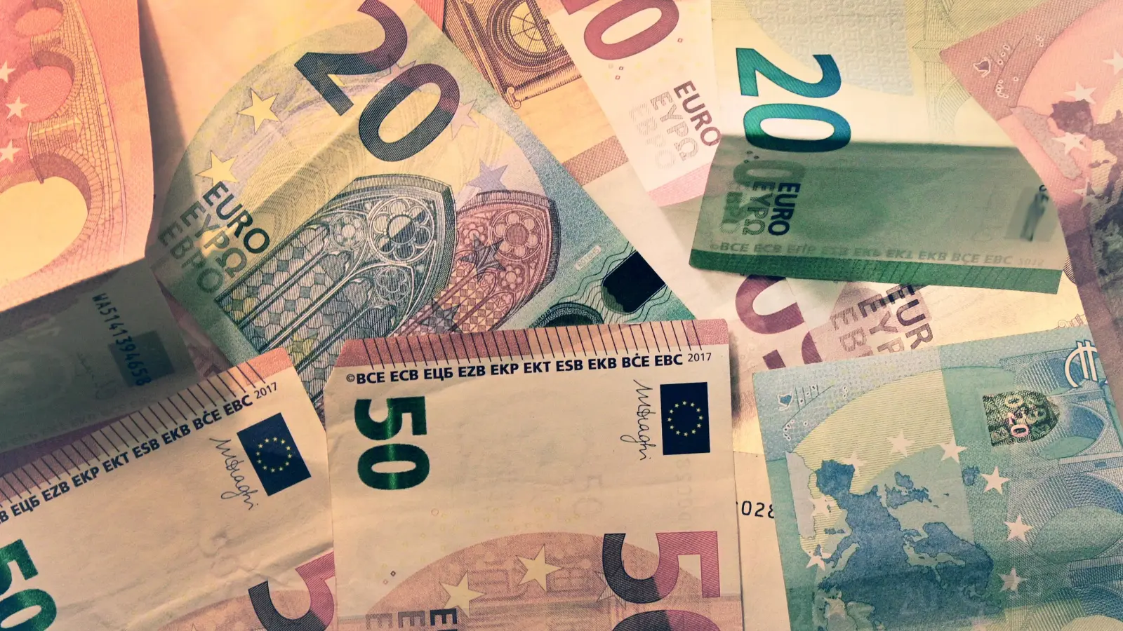 Mit gefälschten 50ern und 20ern, die in den Niederlanden gedruckt wurden, kam der 23-Jährige nicht weit. (Symbolfoto: Jim Albright)