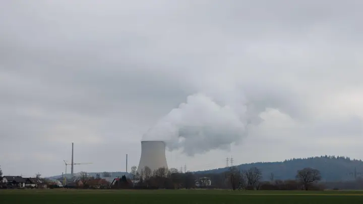 Derzeit sind noch drei Atomkraftwerke in Deutschland in Betrieb: Darunter Isar 2 im bayerischen Landshut. (Foto: Lukas Barth/dpa)