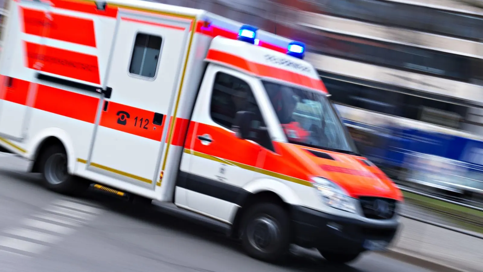 Die Autofahrerin erlag ihren schweren Verletzungen noch an der Unfallstelle. (Symbolbild) (Foto: Nicolas Armer/dpa)