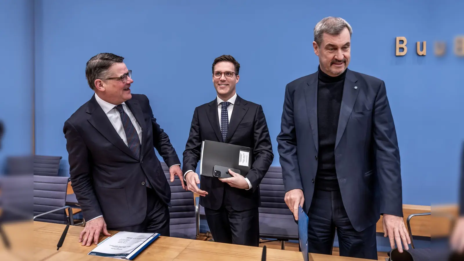 Sie nennen sich „Drei-Löwen-Allianz“: Boris Rhein, Manuel Hagel und Markus Söder. (Foto: Michael Kappeler/dpa)