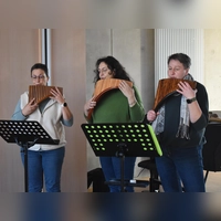 Für eine stimmungsvolle Umrahmung der Adventsfeier des BRK-Seniorenclubs in Feuchtwangen sorgten (von rechts) Birgit Metzger, Monika Kelm und Christine Walter mit Panflötenklängen. (Foto: Erich Herrmann)