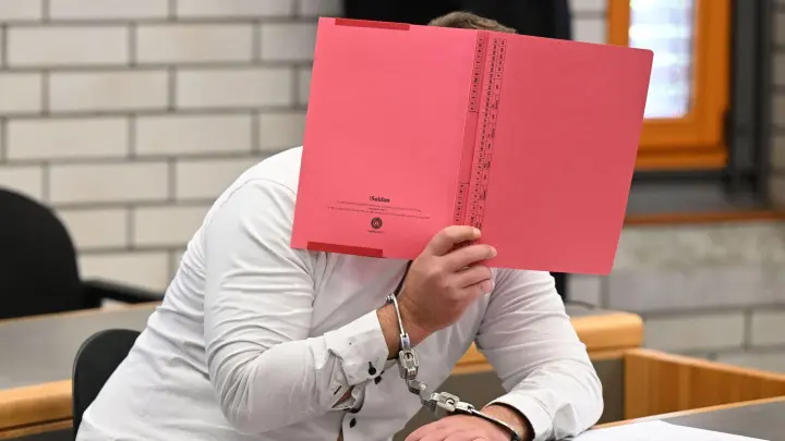 Der Angeklagte im Prozess wegen Mordes an einer Sechsjährigen im September  2022 im Landgericht Baden-Baden. (Foto: Uli Deck/dpa Pool/dpa)