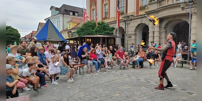 Ein Highlight für die Besucher waren die mittelalterlichen Aufführungen am Marktplatz. Ein Feuerkünstler zeigte am späten Sonntagnachmittag noch einmal sein Können.  (Foto: Katrin Merklein)
