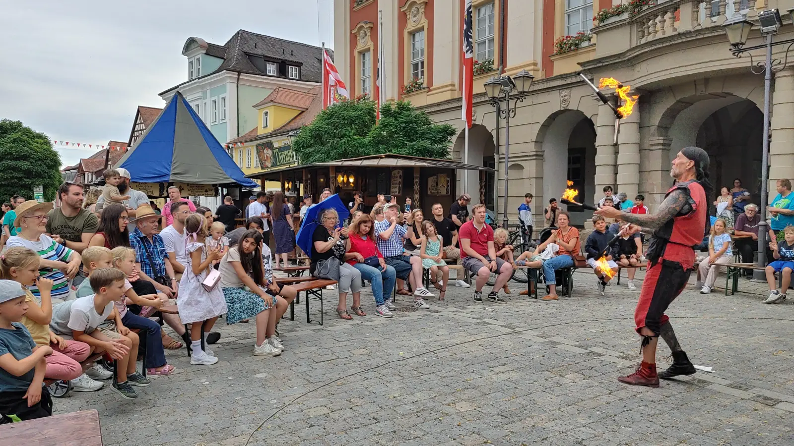 Ein Highlight für die Besucher waren die mittelalterlichen Aufführungen am Marktplatz. Ein Feuerkünstler zeigte am späten Sonntagnachmittag noch einmal sein Können.  (Foto: Katrin Merklein)