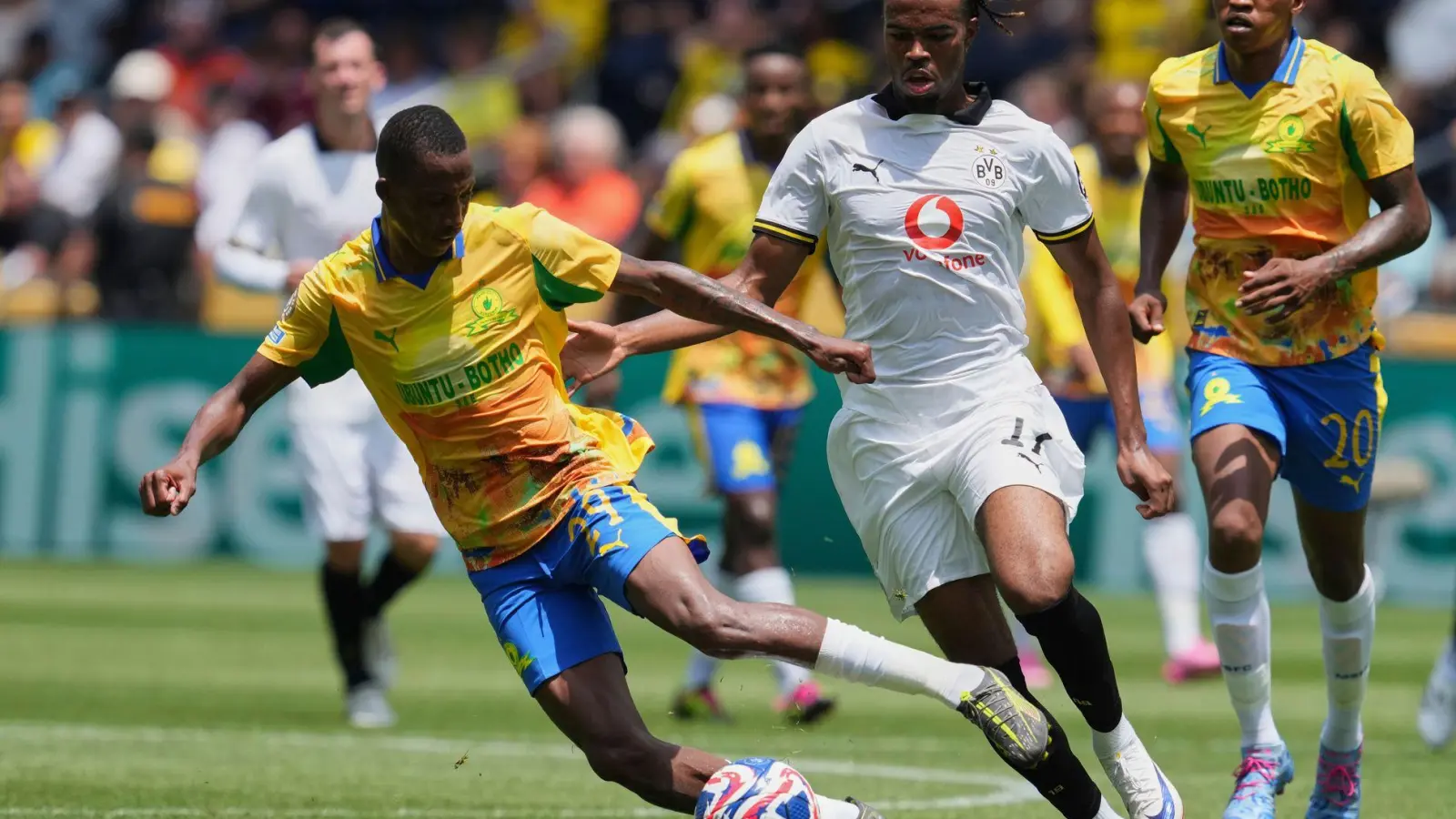 Carney Chukwuemeka (M) kann bei der Club-WM weiter für den BVB spielen (Foto: Jeff Dean/FR171800 AP/AP/dpa)