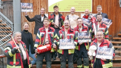 Die Feuerwehrleute aus Dinkelsbühl präsentieren mit Repräsentanten von Stadt und Landestheater den Kalender. (Foto: Roman Kocholl)
