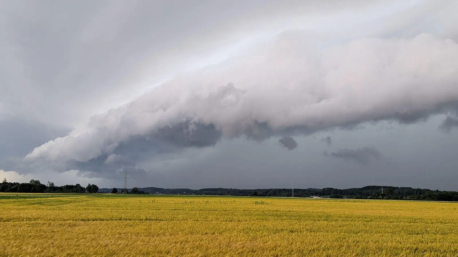 In Baden-Württemberg formiert sich am Abend nordwestlich von Memmingen eine Unwetterzelle. (Foto: Simon Zeiher/onw-images/dpa)