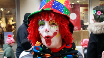 In bunten Verkleidungen und mit viel Helau macht sich der Faschingsumzug in Ansbach am 16. Februar auf den Weg vom Martin-Luther-Platz zum Onoldiasaal. (Foto: Alina Boger)