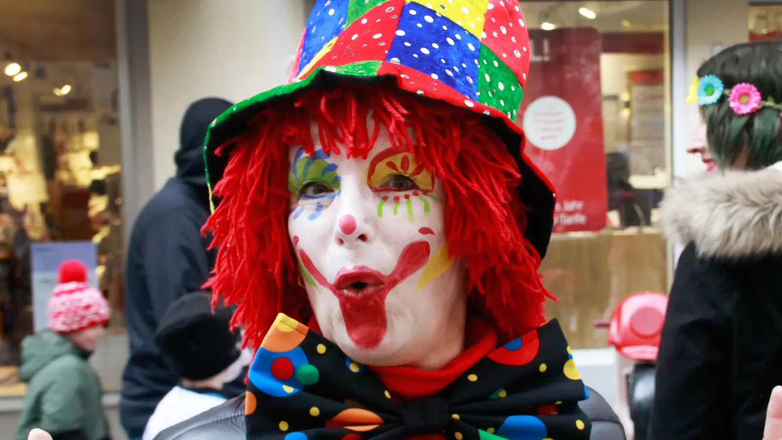 In bunten Verkleidungen und mit viel Helau macht sich der Faschingsumzug in Ansbach am 16. Februar auf den Weg vom Martin-Luther-Platz zum Onoldiasaal. (Foto: Alina Boger)
