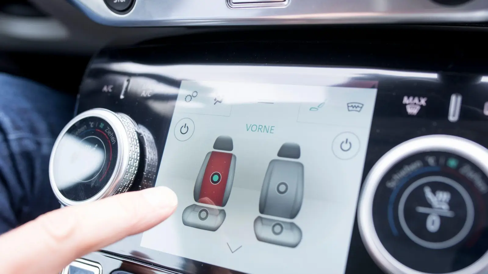 Besser vor der Fahrt ausprobieren: Gerade bei Autos mit Touchdisplay können sich bestimmte Bedienelemente im Menü verstecken und sind nicht ohne Suchen und Tippen erreichbar. (Foto: Florian Schuh/dpa-tmn)