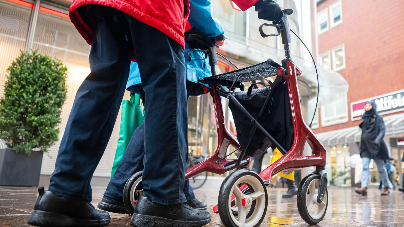 Blickpunkt Rente: Wie viel mehr oder weniger es künftig gibt, entscheidet sich im Bundestag. (Symbolbild)  (Foto: Sina Schuldt/dpa)