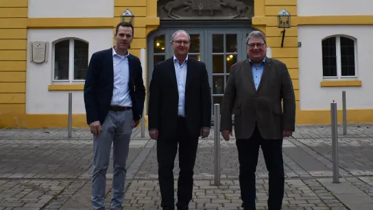 Markus Heinz (links) wird Nachfolger von Otto Körner (Mitte) als Leiter der Landwirtschaftlichen Lehranstalten. Uwe Mohr, der Leiter der Tierhaltungsschule (rechts), verlässt die Lehranstalten. (Foto: Sabine Künzel)