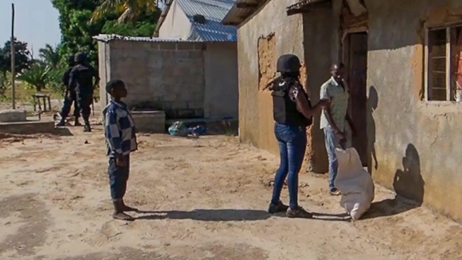 Soldaten sichern ein Gebiet ab, damit Bewohner in das Dorf Mkularini am Rande von Palma in Mosambik zurückkehren können. (Foto: Marc Hoogsteyns/AP/dpa)