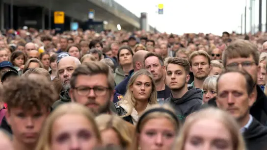 Zahlreiche Menschen nahmen am Dienstagabend in Kopenhagen an einer Gedenkfeier für die Opfer des Amoklaufs teil. (Foto: Sergei Grits/AP/dpa)