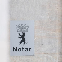Notar beauftragt, Problem gelöst? Leider nein: Der Erbe muss darauf achten, dass der Notar auch zeitnah tätig wird – sonst kann’s teuer werden. (Foto: Robert Günther/dpa-tmn)