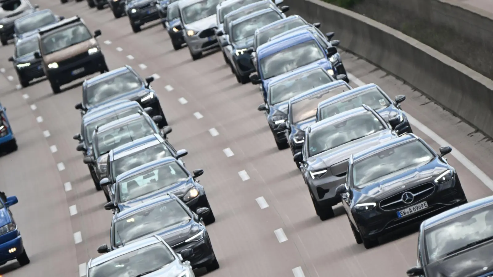 Die Automobilclubs rechnen mit Staus auf Autobahnen in den nächsten Tagen. (Archivbild) (Foto: Julian Stratenschulte/dpa)