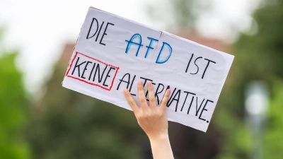 Ein Protestplakat während einer Kundgebung gegen die AfD-Veranstaltung „Der Nationalstaat zwischen Föderalismus und Europäischer Union“. (Foto: Silas Stein/dpa)