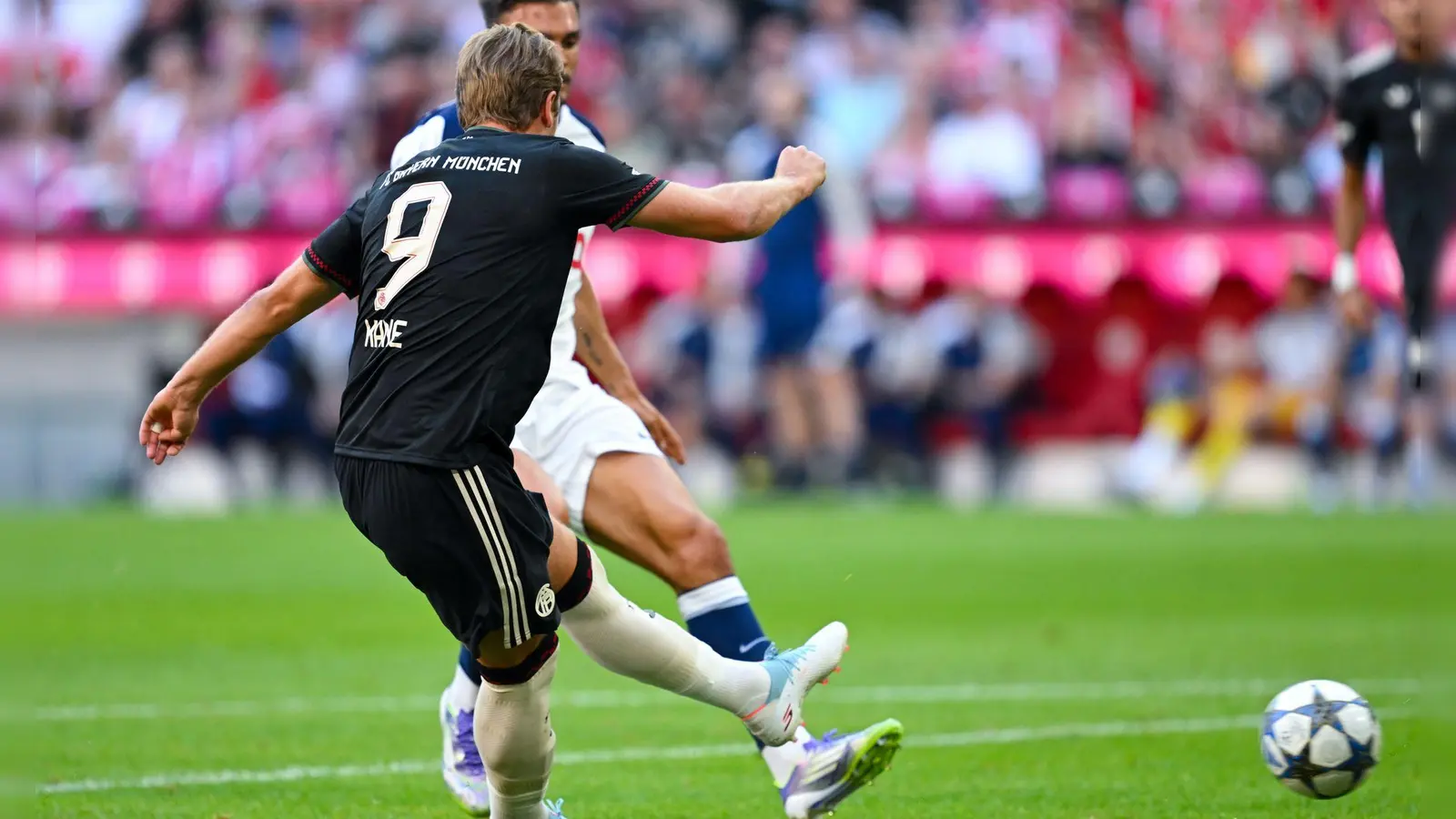 Harry Kane mit einer Seltenheit: Einem Fehlschuss vom Punkt. (Foto: Sven Hoppe/dpa)