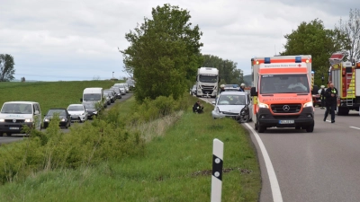 Nach einem Unfall auf der B470 bei Bad Windsheim wurde die Strecke für den Gesamtverkehr gesperrt. Die Autofaher wichen teils auf einen parallel verlaufenden Wirtschaftsweg - im Foto links - aus. (Foto: Gerhard Krämer)