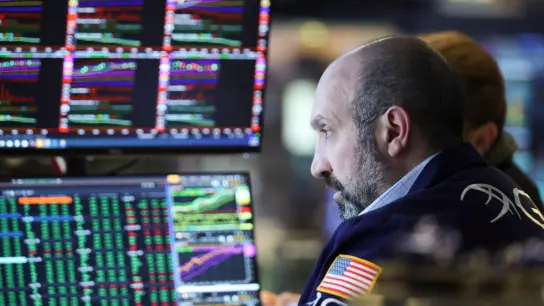 Ein Händler arbeitet an der New Yorker Börse. Der Leitindex Dow Jones Industrial schaffte mit einem Plus von 6,24 Prozent den größten prozentualen Wochengewinn seit November 2020. (Foto: Wang Ying/XinHua/dpa)