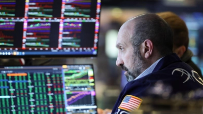 Ein Händler arbeitet an der New Yorker Börse. Der Leitindex Dow Jones Industrial schaffte mit einem Plus von 6,24 Prozent den größten prozentualen Wochengewinn seit November 2020. (Foto: Wang Ying/XinHua/dpa)