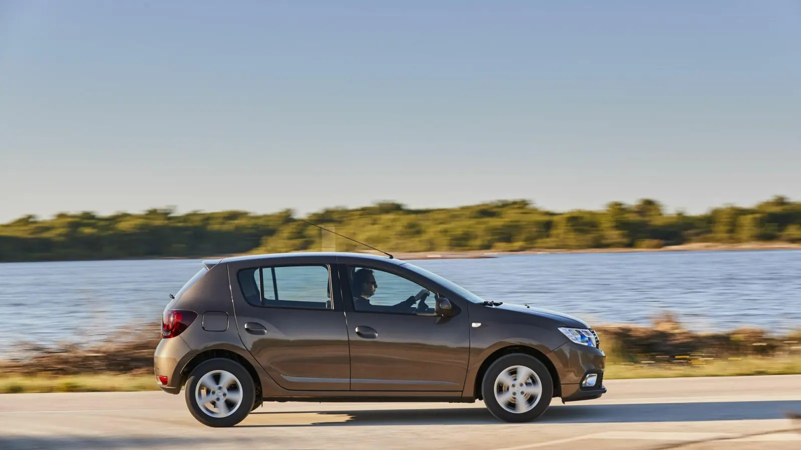 Ein See voller Tränen oder ein kostengünstiger Kamerad? Ein gebrauchter Dacia Sandero kann viele Facetten haben, worauf ist besonders zu achten? (Foto: Dacia/dpa-tmn)