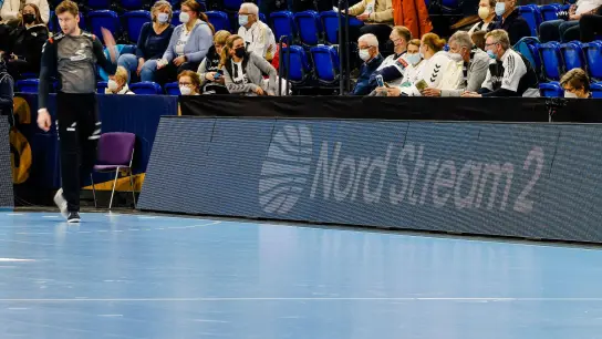 Lichtwerbung könnte beim Handball in Zukunft schwierig werden. (Foto: Frank Molter/dpa/Archivbild)
