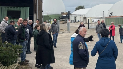 Reges Interesse: Rund 40 Menschen aus Leibelbach waren der Einladung des Betreibers der Abfallverwertungsanlage gefolgt. (Foto: Florian Pöhlmann)