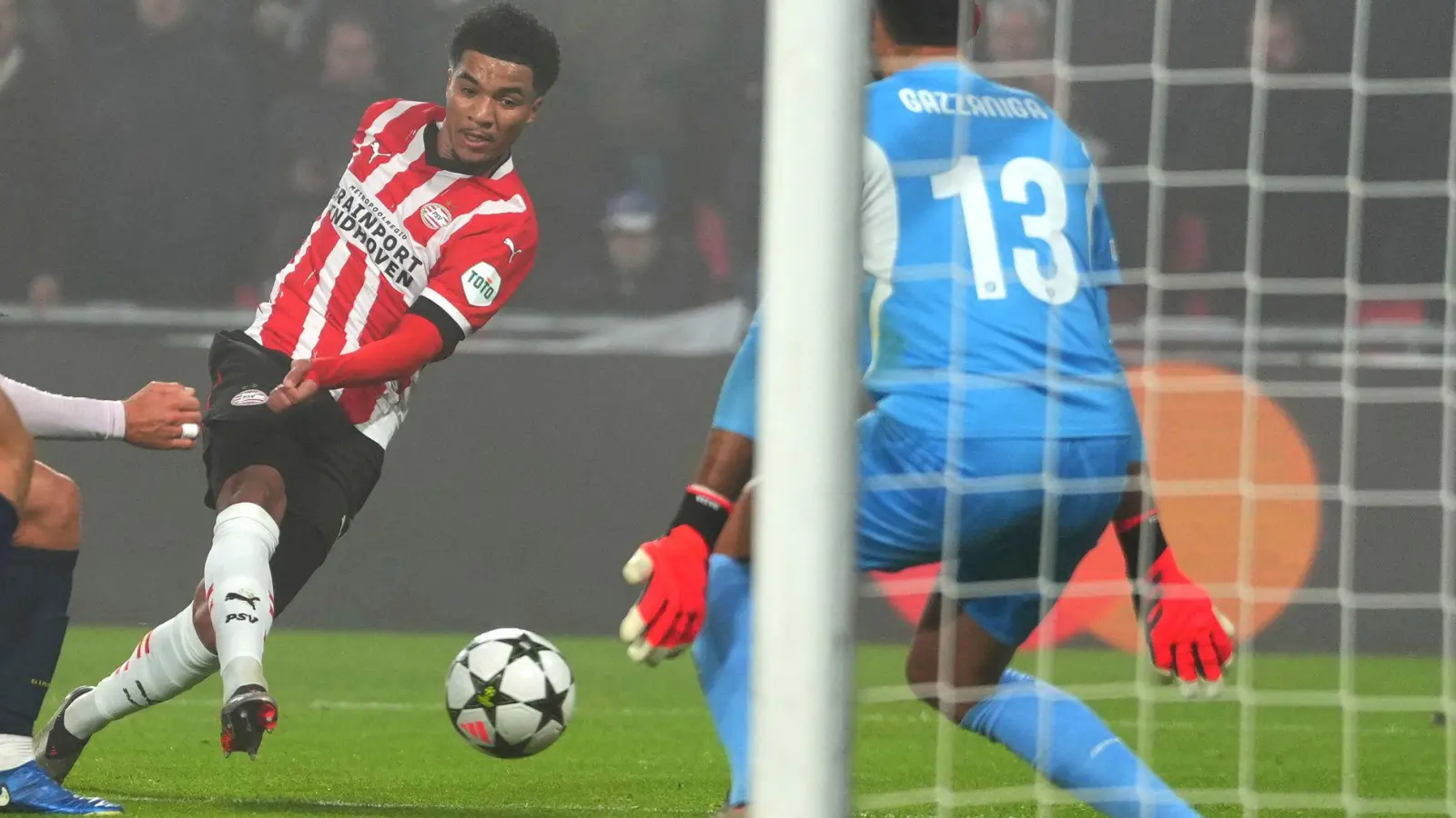 Wechselt zu Bayer Leverkusen: Malik Tillman (l.). (Foto: Peter Dejong/AP/dpa)