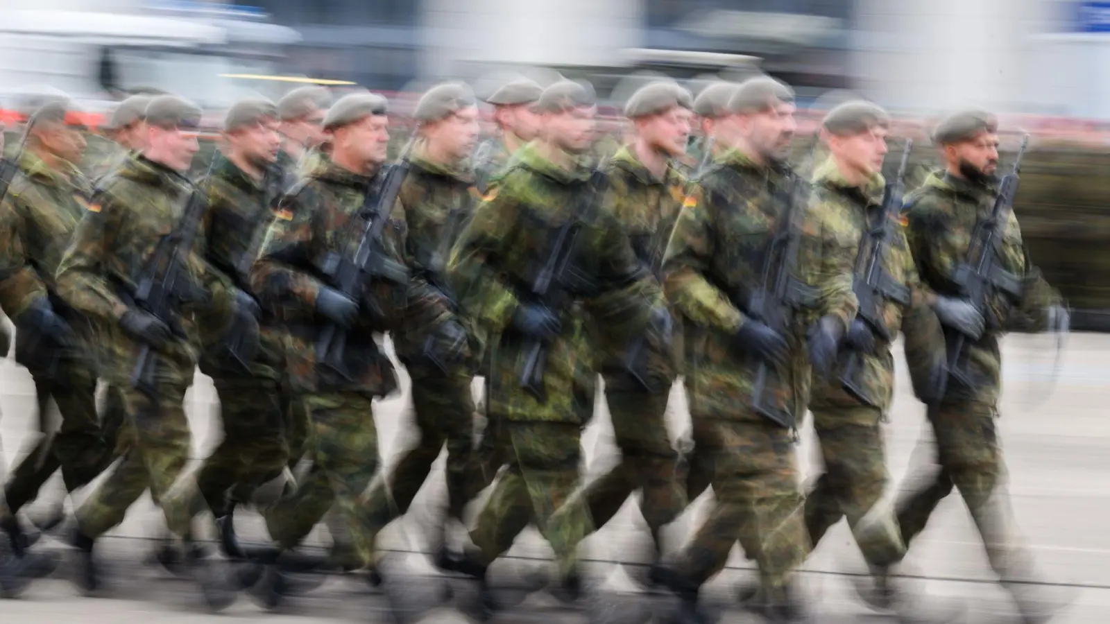 Die Bundeswehr erweitert Musterungszentren. (Symbolbild) (Foto: Julian Stratenschulte/dpa)