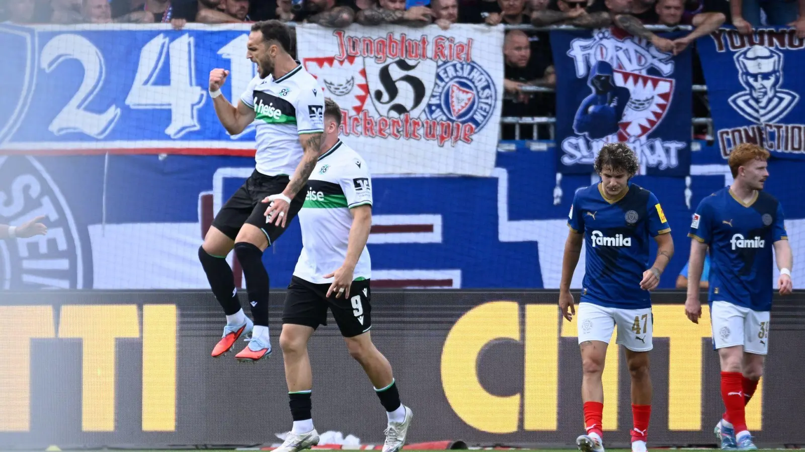 Hannovers Virgil Ghita (l) feiert seinen Ausgleichstreffer. (Foto: Gregor Fischer/dpa)