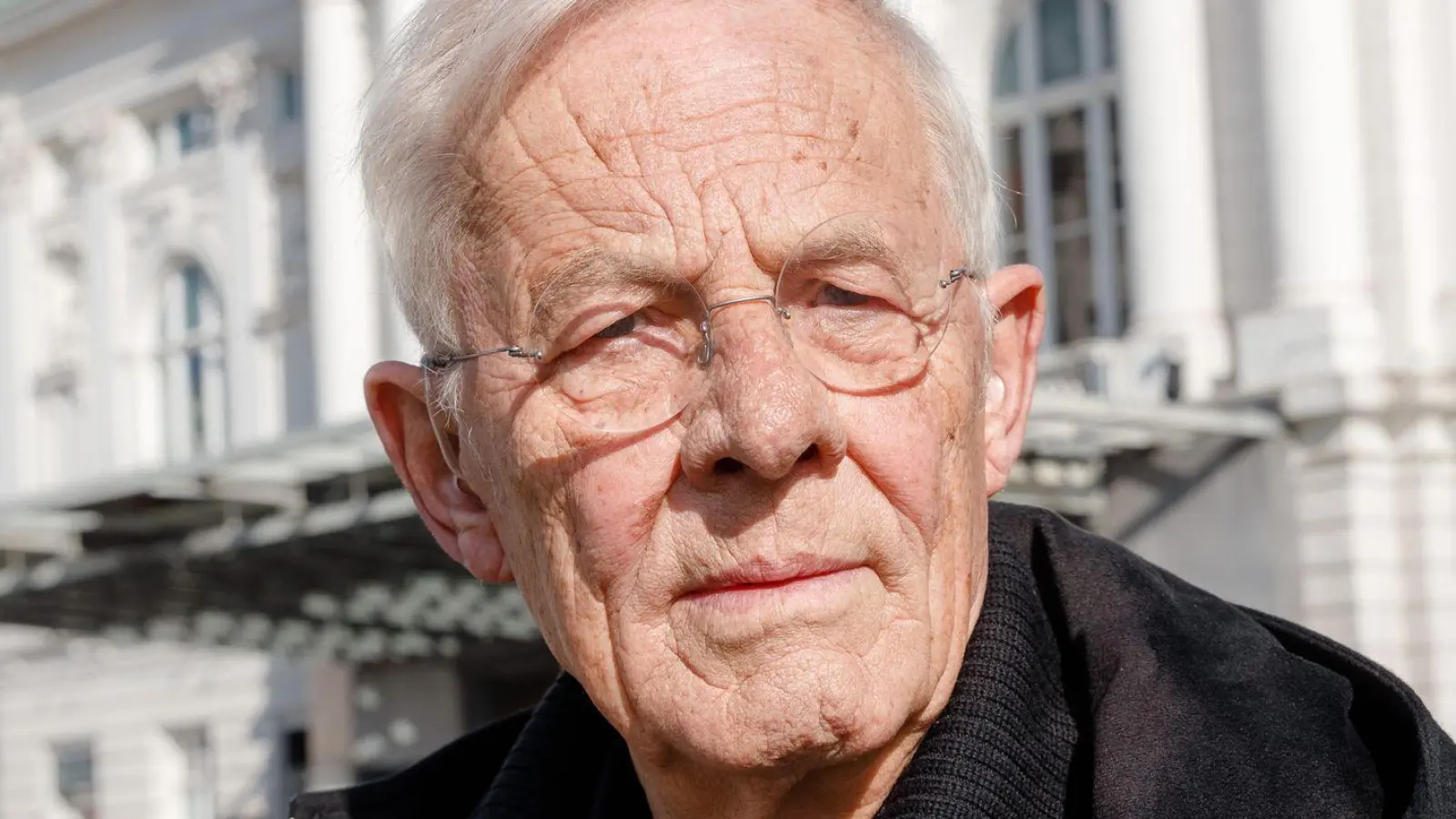 Am 7. Januar wird es eine Trauerfeier für Rolf Becker in der Dreieinigkeitskirche in St. Georg geben. (Archivfoto) (Foto: Markus Scholz/dpa)