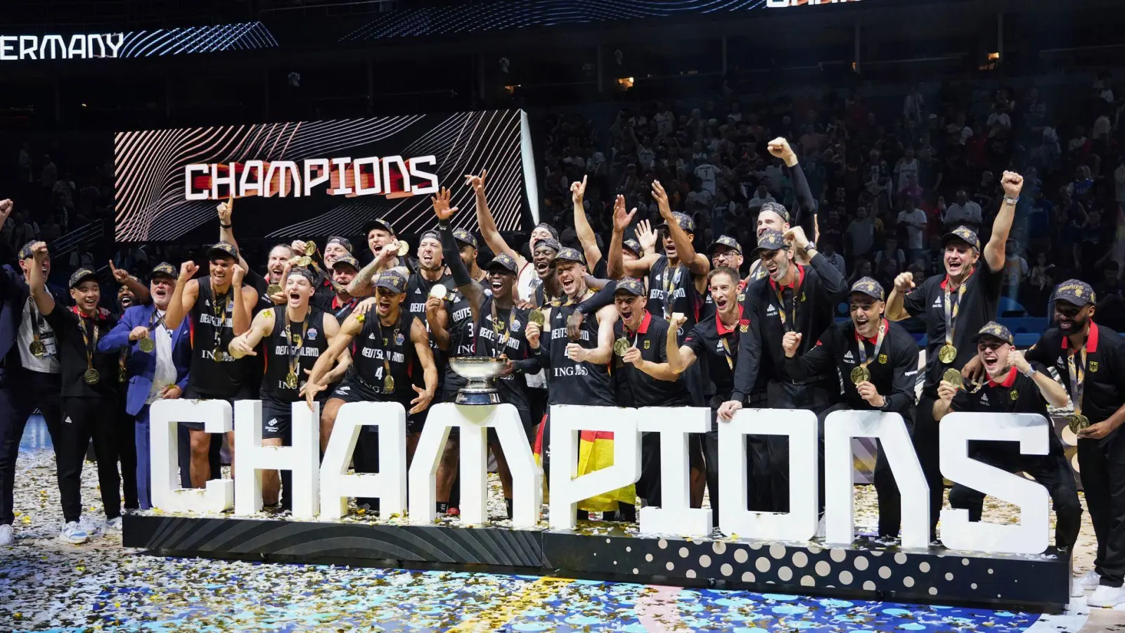 Die deutschen Basketballer feiern den EM-Titel. (Foto: Sergei Grits/AP/dpa)