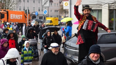 Die Närrinnen und Narren trotzen dem Regen, der während des Umzuges einsetzt. (Foto: Irmeli Pohl)