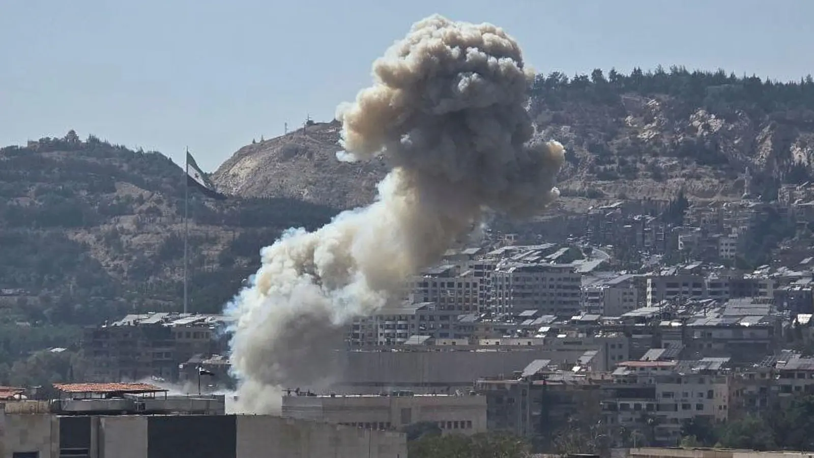 Israels Armee greift nach tagelanger Gewalt im Süden Syriens Ziele in Damaskus an. (Foto: Uncredited/SANA via AP/dpa)