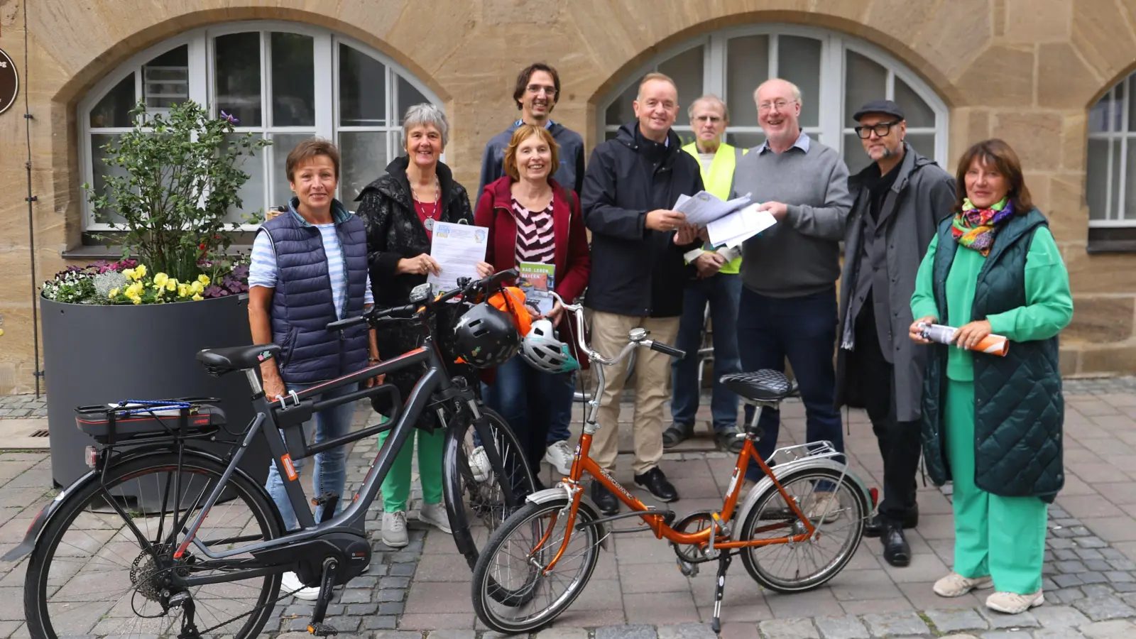 Die Blätter gingen an den Rathauschef. Mit dabei waren (von links): Karin Rupp (ADFC), Sigrid Strobel (Carina), Erna Klemm (ADFC), Jörg Schellenberger (Carina), OB Thomas Deffner, Peter Weimer (unabhängig), Initiator Martin Berberich, Dr. Wolfgang Streit (unabhängig) und Waltraut Kaufmann (ADFC). (Foto: Oliver Herbst)