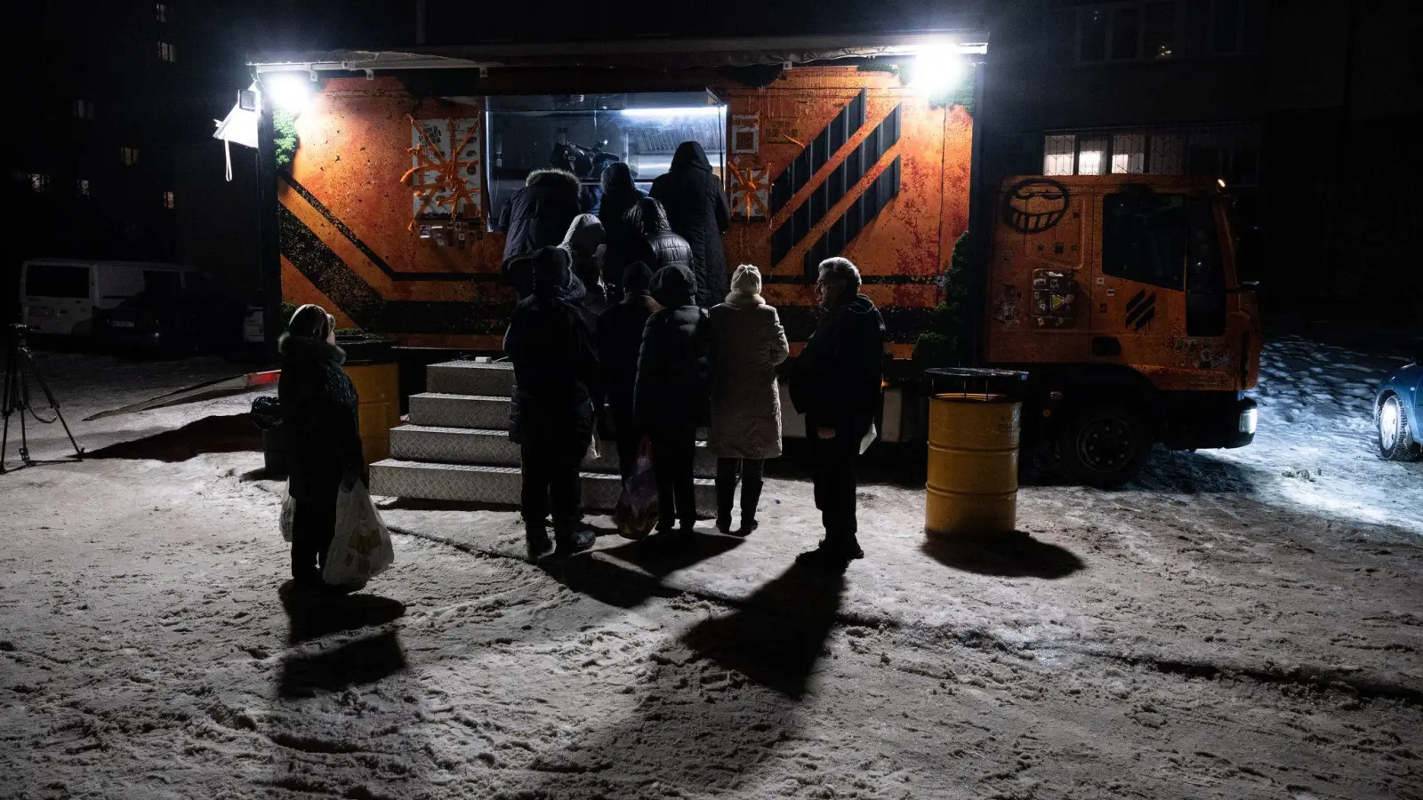 In Kiew stehen Bürger für warme Mahlzeiten Schlange, da es in vielen Häusern weder Strom noch Fernwärme gibt. (Foto: Danylo Antoniuk/AP/dpa)